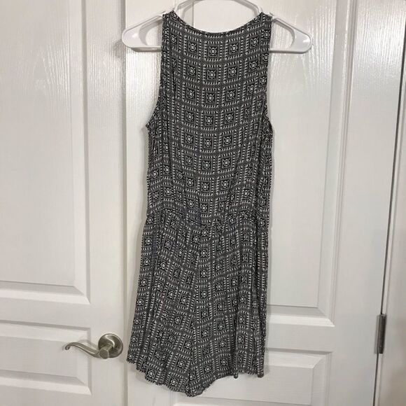 💚 B4 BCBGENERATION black & white 100%rayon short romper - Picture 2 of 5